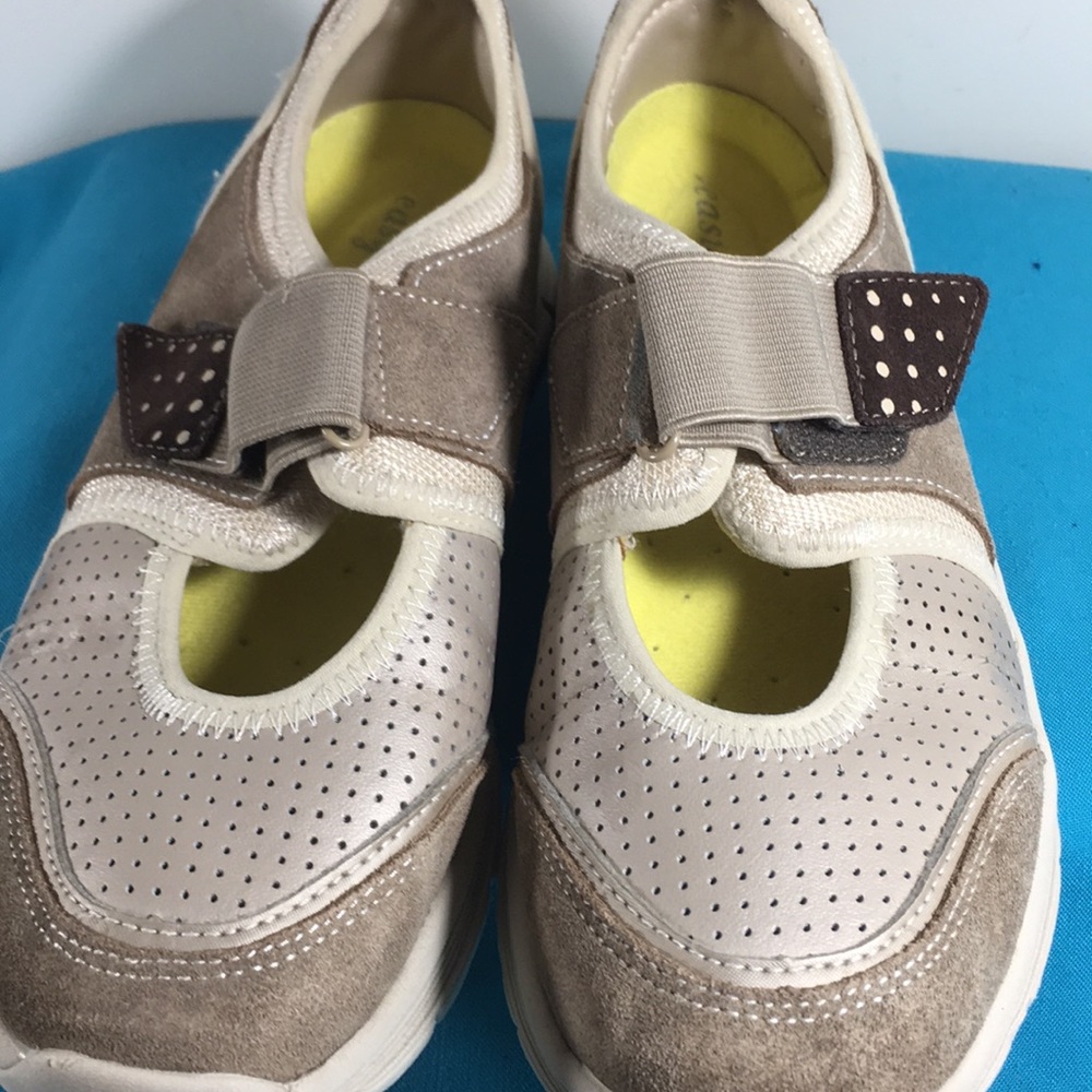 Easy Spirit Sneaker 7.5M